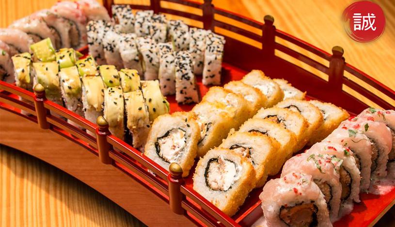 Makoto. Este restaurante ofrece platillos netamente japoneses, así como otros que funcionan la tradición oriental con el sabor peruano. Puedes pedir tablas de sushi y makis individuales o barcos donde se combinan ambas especialidades y sabores. Visítalos en Calle 2 de Mayo 413 (Miraflores), Avenida 2 de Mayo 585 (San Isidro) y en el Jockey Plaza. (Foto: Makoto Sushi Bar & Restaurante)