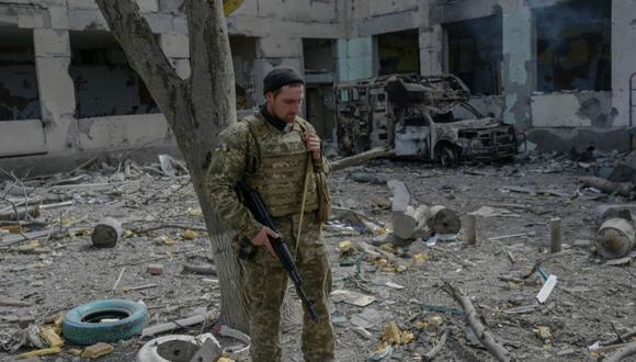 Un soldado ucraniano se para fuera de una escuela alcanzada por cohetes rusos en la aldea de Zelenyi Hai, en el sur de Ucrania, entre Kherson y Mykolaiv.