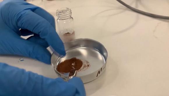Los investigadores de la Universidad RMIT, en la ciudad de Melbourne, afirma que su polvo, fabricado con nanomateriales y que contiene hierro, logra atraer los microplásticos. (Foto de UNIVERSIDAD AUSTRALIANA DE RMIT/ EFE)