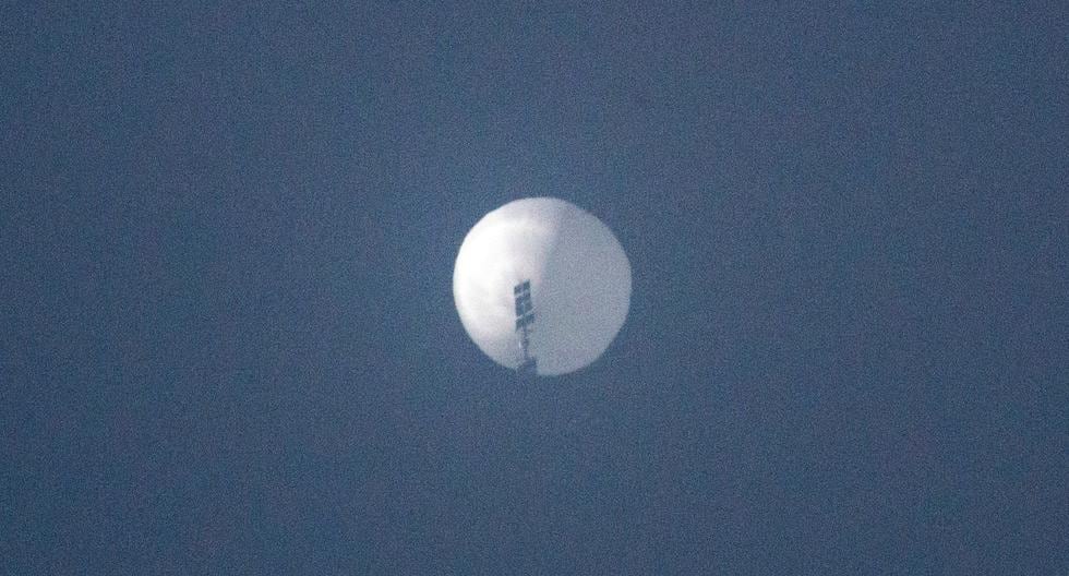 Esta foto de Chase Doak tomada el 1 de febrero y publicada el 2 de febrero muestra un presunto globo espía chino en el cielo de Billings, Montana. (Foto: AFP)