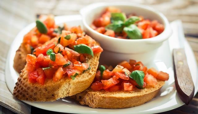 Como snack una tostada de pan integral con tomate, albahaca para recuperar energías.