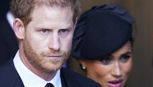 El príncipe Harry y su esposa Meghan Markle se van después de un servicio para la recepción del ataúd de la reina Isabel II en Westminster Hall, en el Palacio de Westminster, el 14 de septiembre de 2022. (Foto de Danny Lawson / AFP).