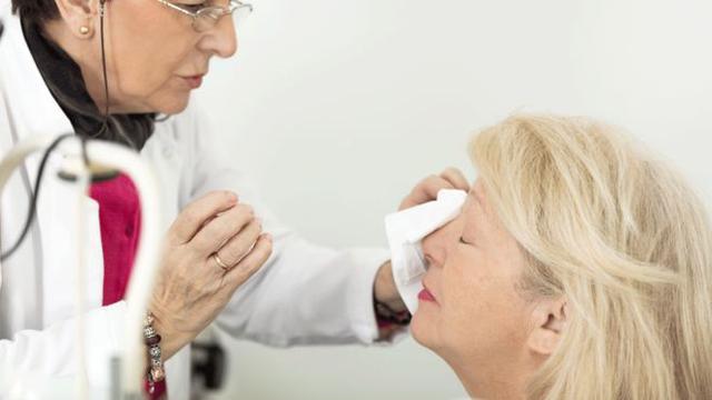 La confusa letra del médico hizo que la paciente termine con lesiones en un ojo. (Foto: Getty Images)