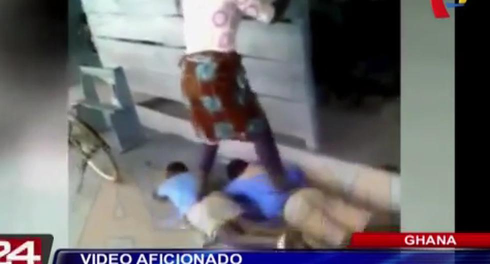 El video es impactante. Allí se ve a la profesora saltando sobre los niños. (Foto: Captura de Canal 5)