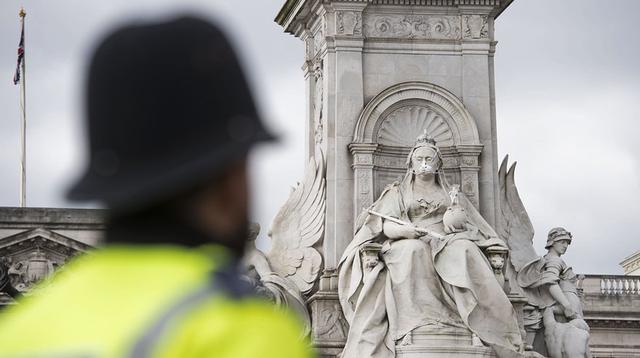 Greenpeace pone mascarillas a emblemáticas estatuas de Londres - 3