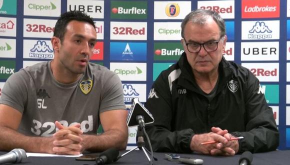 Marcelo Bielsa convocó una reunión de emergencia en Leeds United para confirmar que revisó los entrenamientos de otros equipos. "No es ilegal", afirmó ante el asombro de la prensa internacional. (Foto: AP)
