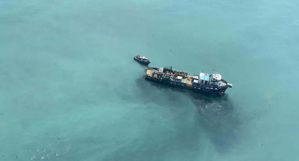 En esta fotografía tomada ayer se observan las barreras de contención colocadas para evitar que el petróleo del segundo derrame se disperse. Ocurrió en la zona marina donde opera la refinería La Pampilla.