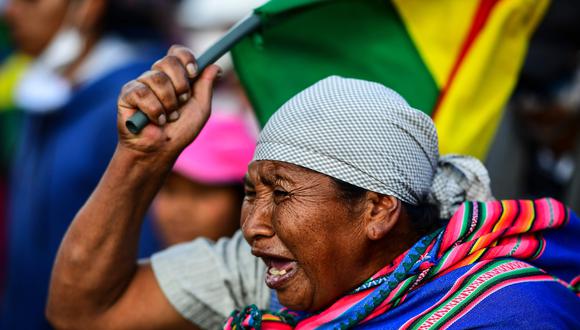 Los partidarios del ex presidente boliviano Evo Morales gritan consignas durante una manifestación en Cochabamba. (AFP / RONALDO SCHEMIDT).