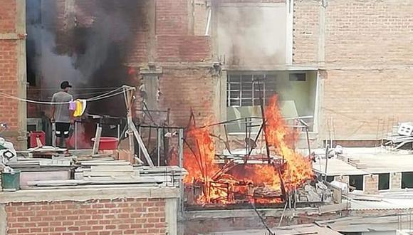 Incendio se registró en una vivienda en el Jr. Colón, en Lurín.  (Foto: Twitter @maribelhp33)