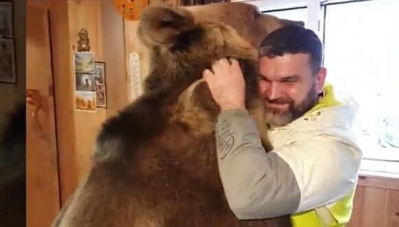 Un oso gigante le dio un interminable oso a su dueño. La emotiva escena fue registrada y se volvió viral en internet. (Foto: Jukin Media).