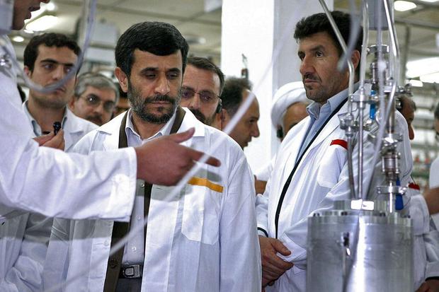 En 2008, el entonces presidente iraní Mahmoud Ahmadinejad anunció un aumento de la producción de uranio en la central nuclear de Natanz. (GOBIERNO DE IRÁN / GETTY IMAGES).