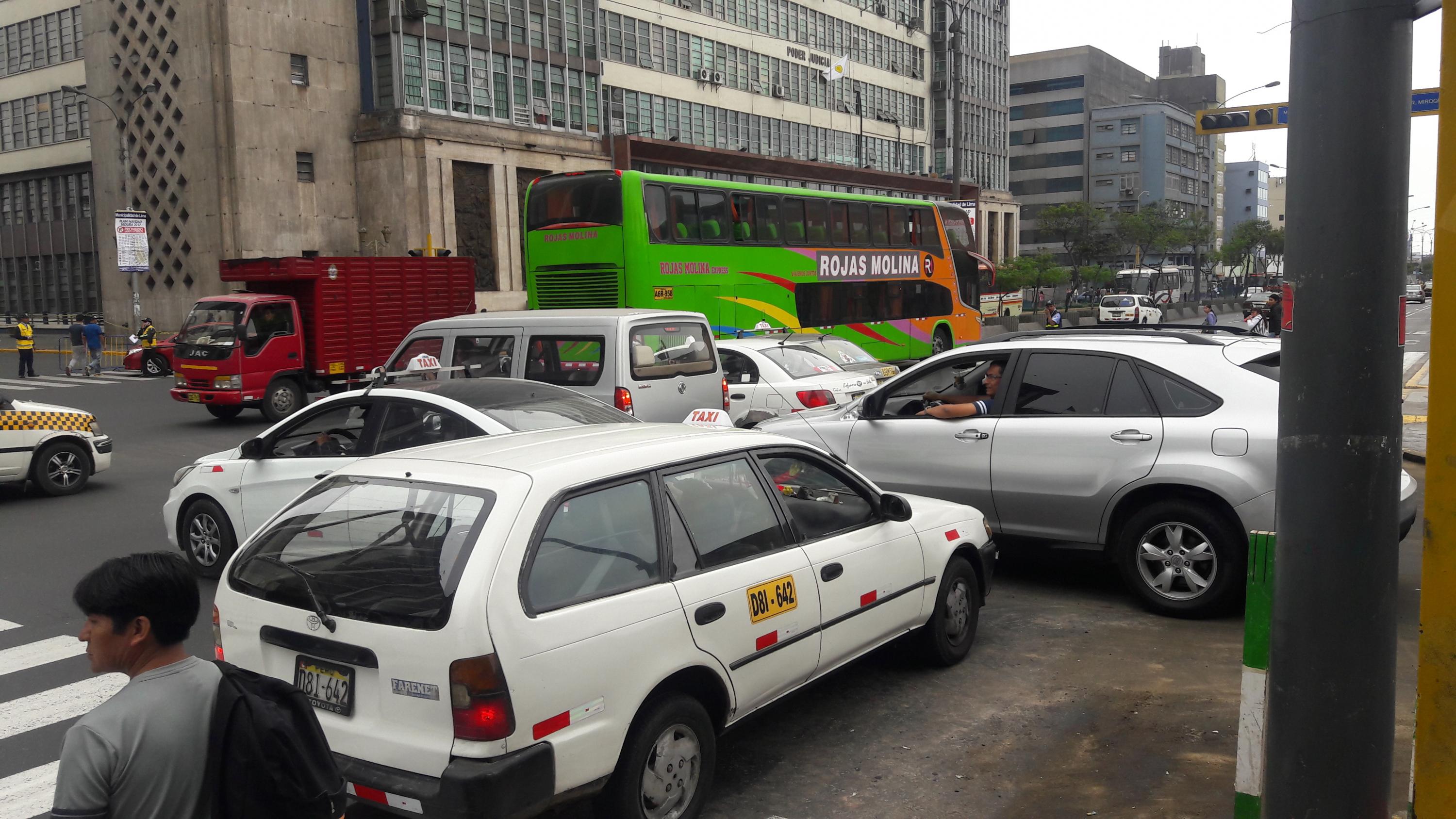 Semáforos apagados en la Av. Abancay