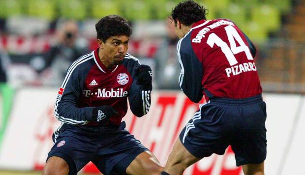 Dupla letal en Bayern: Elber y Pizarro. Se hicieron muy amigos y marcaron gran cantidad de goles.