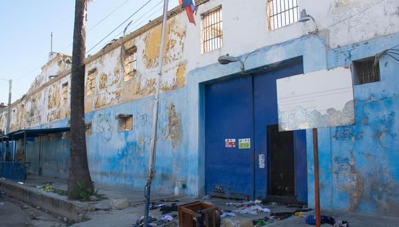La entrada de la Penitenciaria Nacional luego del ataque por parte de bandas armadas en Puerto Príncipe, Haití. (EFE/ Siffroy Clarens).