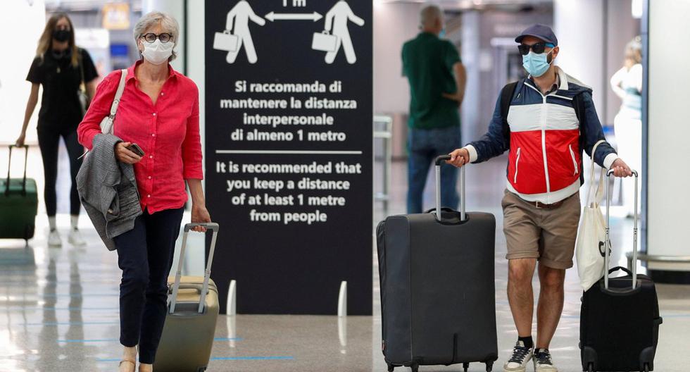 Imagen referencial. Los pasajeros con mascarillas por el coronavirus caminan en el aeropuerto de Fiumicino en Roma (Italia). (REUTERS/Guglielmo Mangiapane).