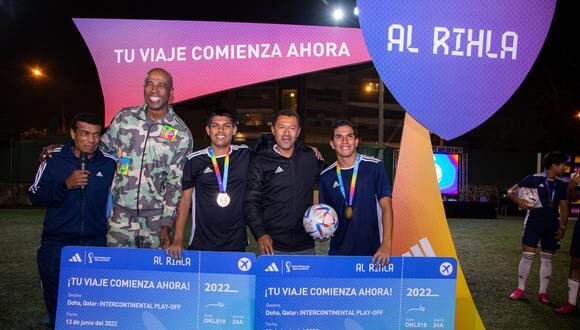 Teófilo Cubillas, Cuto Guadalupe y el Chorrillano Palacios presentaron oficialmente la pelota del Mundial