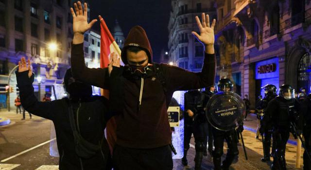 La gente levanta la mano durante una protesta en apoyo del cantante de rap Pablo Hasel después de que fuera condenado a prisión por cargos de glorificar el terrorismo e insultar a la realeza en sus canciones, en Barcelona, ​​España. (Foto: REUTERS / Nacho Doce).