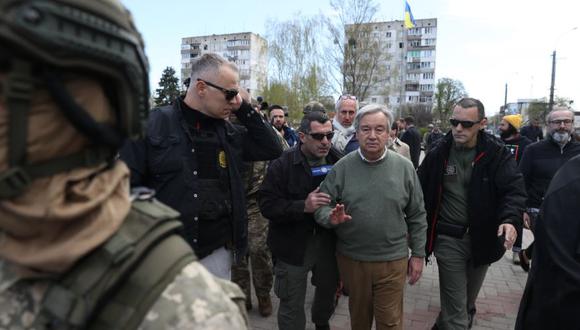 El secretario general de la ONU, António Guterres (c), en su visita a la ciudad de Borodianka.