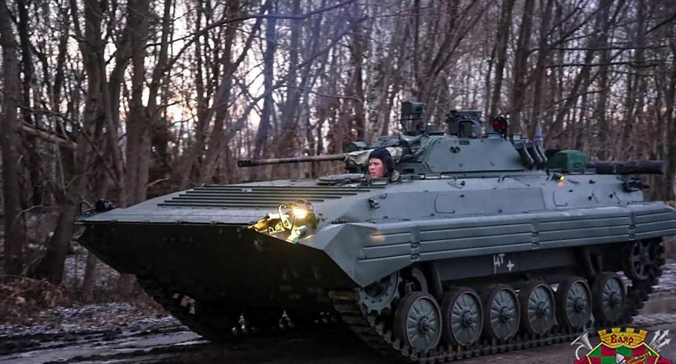 Un vehículo militar ruso llega a Bielorrusia el 18 de enero de 2022 para ejercicios de combate conjuntos. (Foto: EFE).