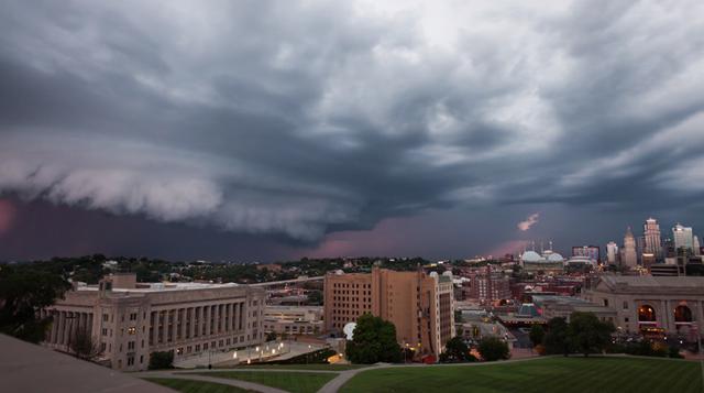 Video: Mira estas impresionantes nubes de tormenta sobre Kansas - 1