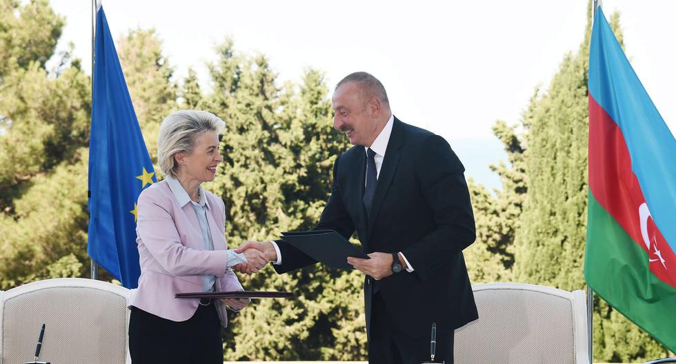 La presidenta de la Comisión Europea, Ursula von der Leyen, y el presidente de Azerbaiyán, Ilham Aliyev, tras firmar un memorándum sobre el gas en Bakú el día 18 de julio del 2022. (AZERBAIJAN PRESIDENT PRESS SERVI / EFE).