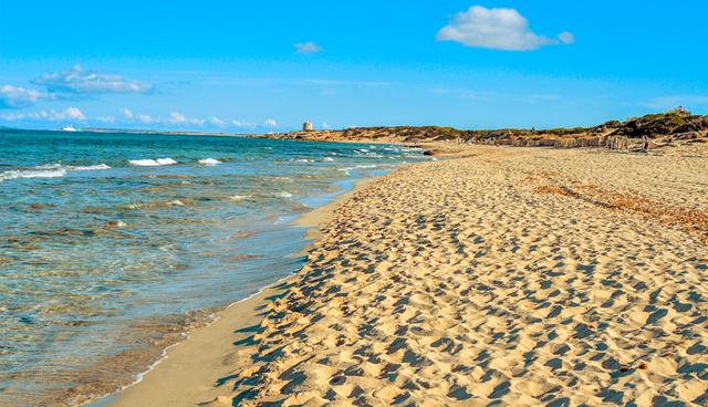Playa de Es Cavallet, Ibiza, España. Es una playa dividida en varias secciones diferentes. Tiene una zona de un club de fiestas, una sección gay y un área más apartada para practicar el nudismo.  (Foto: Shutterstock)