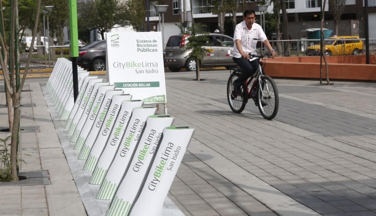 Así se encuentran las estaciones de bicicletas públicas instaladas en noviembre, en la Avenida Rivera Navarrete (cruce con Amador Reyna) y en la nueva Plaza Bollar. (Fotos: Piko Tamashiro / El Comercio)