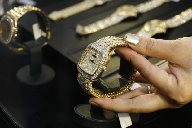 Reloj Corum de oro blanco de 18 kilates con más 400 diamantes incrustados, valuado en S/. 448 mil.