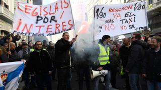 Taxistas bloquean calles de Madrid y Barcelona en protestas contra Uber | FOTOS