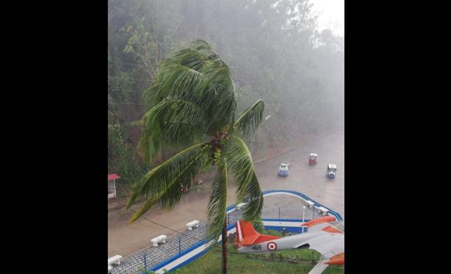 Personal de Defensa Civil llegó al lugar para realizar la evaluación de los daños ocasionados por esta inusual lluvia, la cual duró aproximadamente 10 minutos. (Foto: COEN)