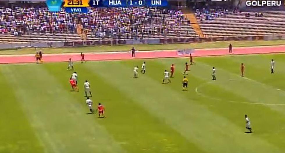 Universitario de Deportes reclama por el primer gol de Sport Huancayo que le metió otros tres más. (Foto: captura)