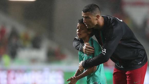 Cristiano Ronaldo abrazando a su hijo al término de un partido. (Foto: AP)