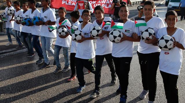 Niños palestinos protestan antes de reunión clave de la FIFA - 5