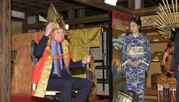 El príncipe Guillermo se vistió de samurái en su visita a Tokio