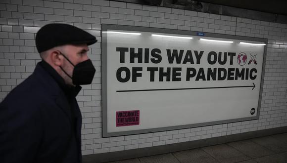 Un hombre con mascarilla para protegerse del coronavirus camina por una estación del tren subterráneo en Londres, el 27 de enero de 2022.