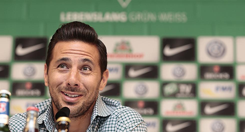 A los mismos hinchas del Werder Bremen les tomó por sorpresa la repentina salida de Claudio Pizarro. Pero el club no se quedará con los brazos cruzados. (Foto: Getty Images)