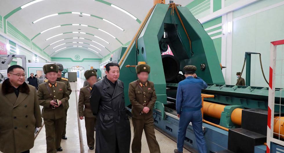 Esta fotografía difundida por la agencia de noticias norcoreana KCNA sin precisar fecha, se puede ver a Kim Jong-un inspeccionando una de las fábricas de municiones en el país. El régimen norcoreano presidirá temporalmente, entre mayo y junio, la Conferencia de Desarme, lo que ha desatado la indignación en parte de la comunidad internacional. (Foto: KCNA vía AFP)