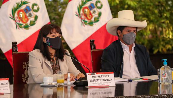 Mirtha Vásquez y Pedro Castillo participaron este sábado en una reunión en Palacio. No tocaron, públicamente, el tema de Walter Ayala y la polémica en las FF.AA. Foto: PCM