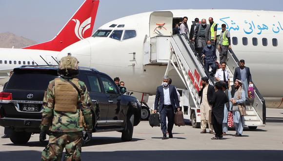 Los pasajeros se preparan para abordar un vuelo después de que se reanudaran las operaciones en en el aeropuerto internacional Hamid Karzai de Kabul, Afganistán, el 5 de septiembre de 2021.(EFE / EPA / STRINGER).