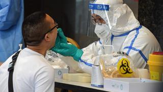Beijing realiza hasta un millón de pruebas de coronavirus al día mientras bajan los nuevos casos
