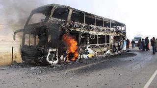 Bus que trasladaba a más de 50 pasajeros fue consumido por fuego | FOTOS
