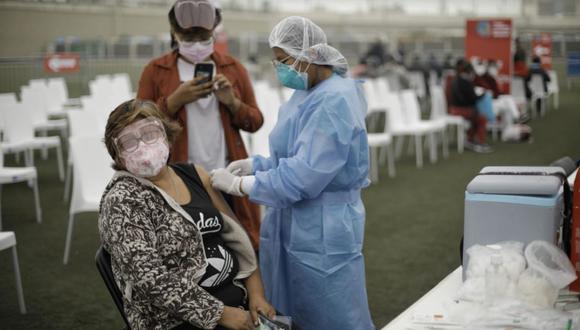 El 55% de la población objetivo ya tiene la vacunación completa contra el COVID-19, señaló el ministro de Salud Hernando Cevallos el último fin de semana | Foto: El Comercio / Archivo
