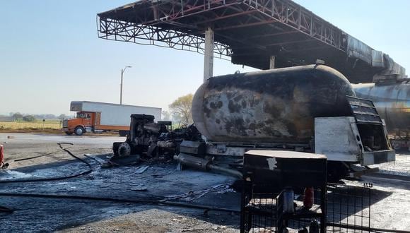 Dos muertos, cuatro lesionados y, por lo menos, una decena de autos calcinados dejó una explosión de una pipa en una estación de gasolina en Tula, en el central estado mexicano de Hidalgo. (Foto: EFE/ David Martínez Pelcastre)