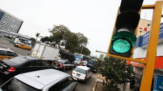 Mala sincronización de semáforos empeora la congestión en Lima