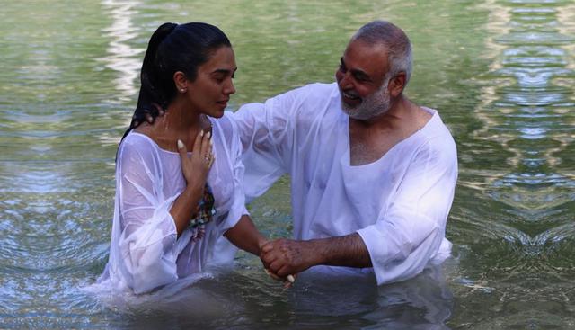 Vania Bludau "renovó su devoción" y se bautizó en el río Jordán. (Foto: @vaniabludau)