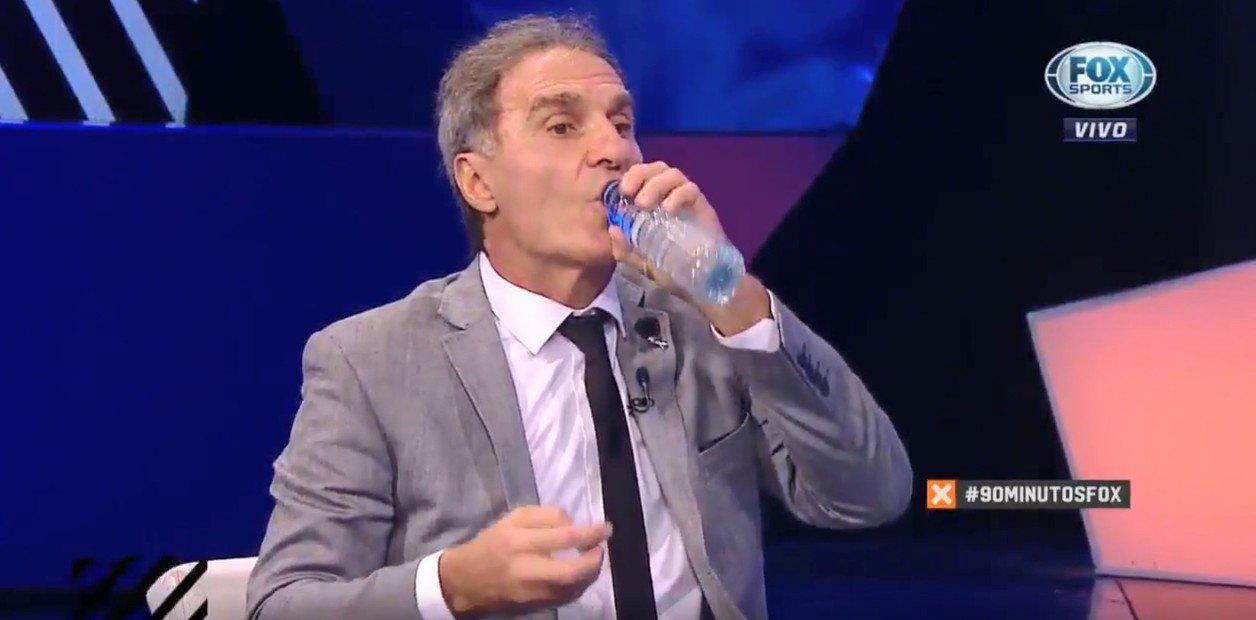 Ruggeri fue blanco de una nueva broma: tomó agua con sal en pleno programa en vivo. Fotocaptura