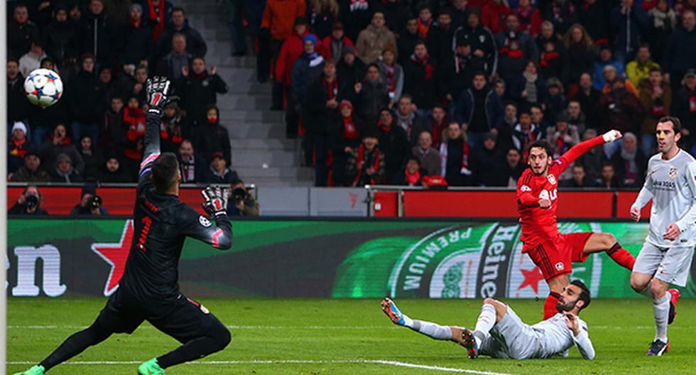 Hakan Çalhanoğlu le va dando la victoria al Bayer Leverkusen. (Foto: Getty Images)