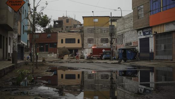 Cerca de dos cuadras de la calle Ascope quedaron inundadas tras derrame de petróleo | Foto: El Comercio