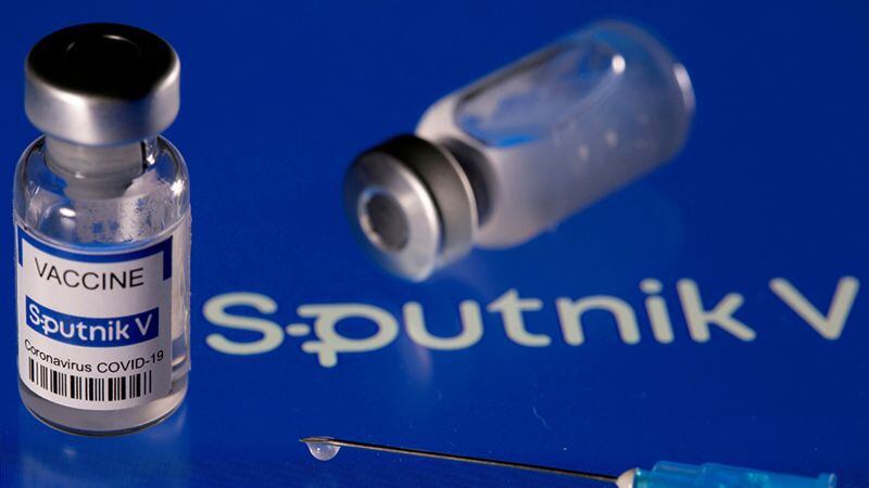 La vacuna rusa Sputnik V utiliza dos dosis, pero, a diferencia de la mayoría, son de componentes diferentes, lo que está generando problemas. (Foto: Reuters).