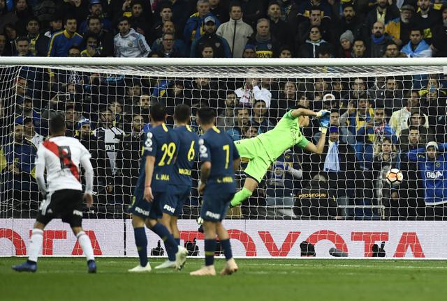 River vs. Boca: Juan Fernando Quintero y el golazo que señaló el título de los 'millonarios' en la Copa Libertadores 2018. (Foto: AFP)